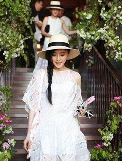 看看女星們花式戴草帽的帽子戲法！